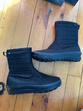 Bogs Women's Snowday II Mid Winter Boots in black 9